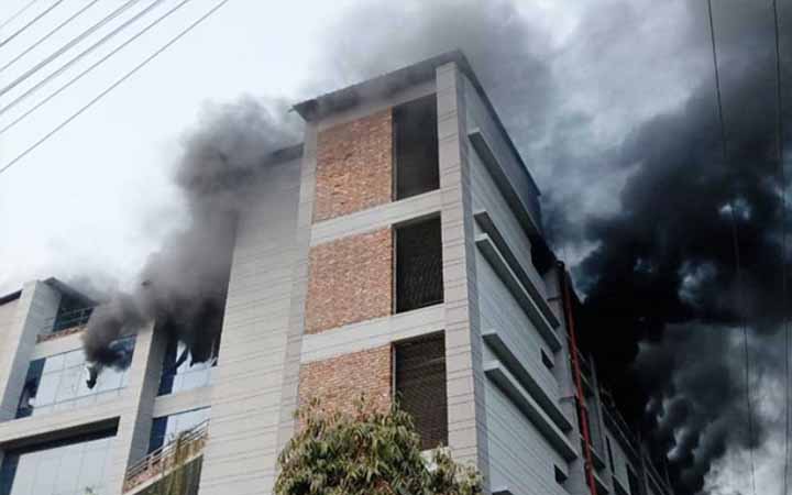 চট্টগ্রামে পোশাক কারখানায় আগুন